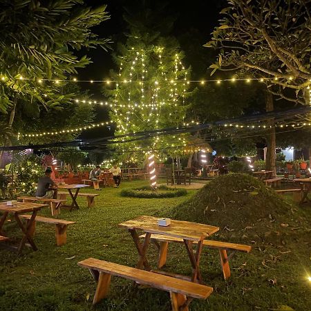 Hotel Tharu Garden And Beer Bar Chitwan Ngoại thất bức ảnh