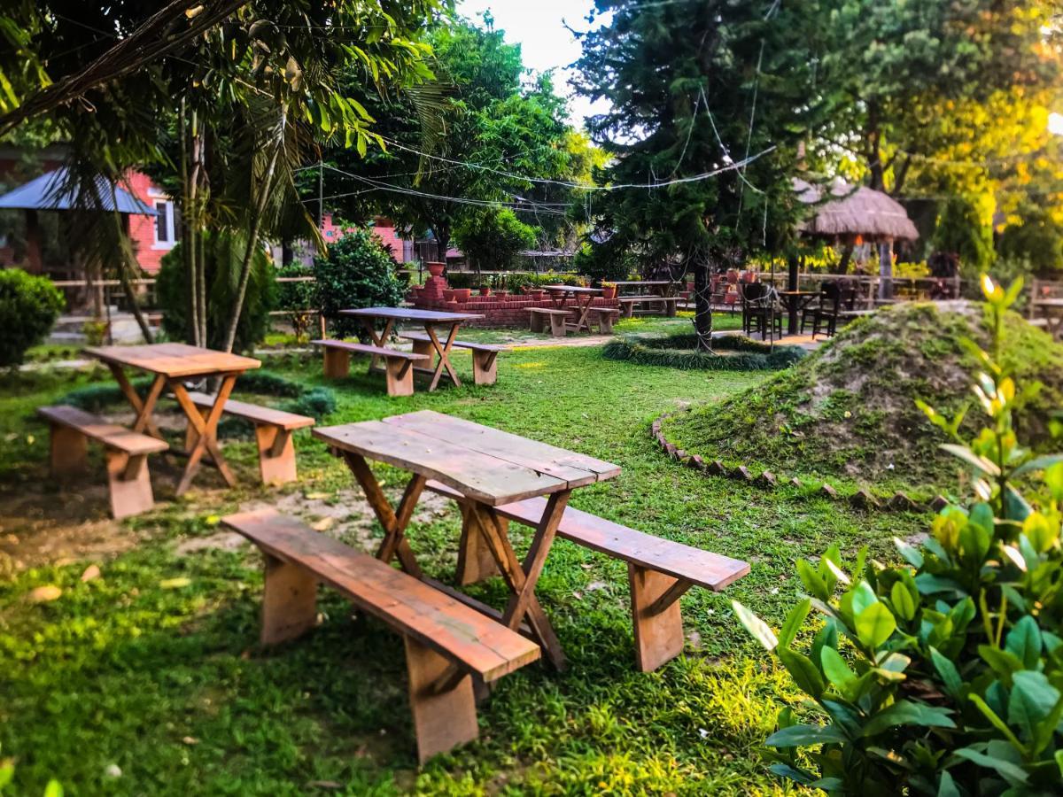Hotel Tharu Garden And Beer Bar Chitwan Ngoại thất bức ảnh