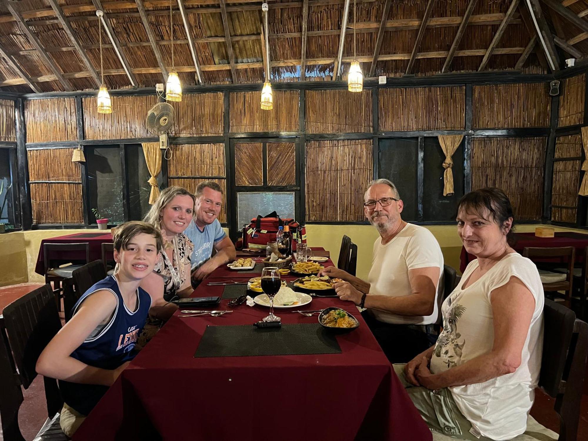 Hotel Tharu Garden And Beer Bar Chitwan Ngoại thất bức ảnh