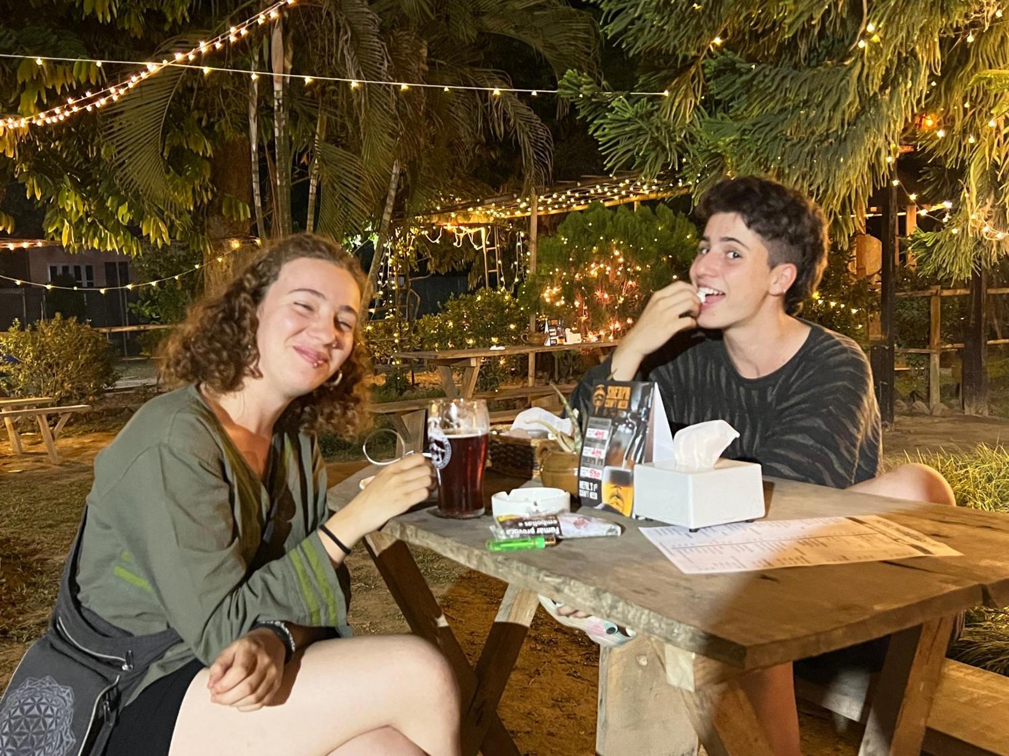Hotel Tharu Garden And Beer Bar Chitwan Ngoại thất bức ảnh