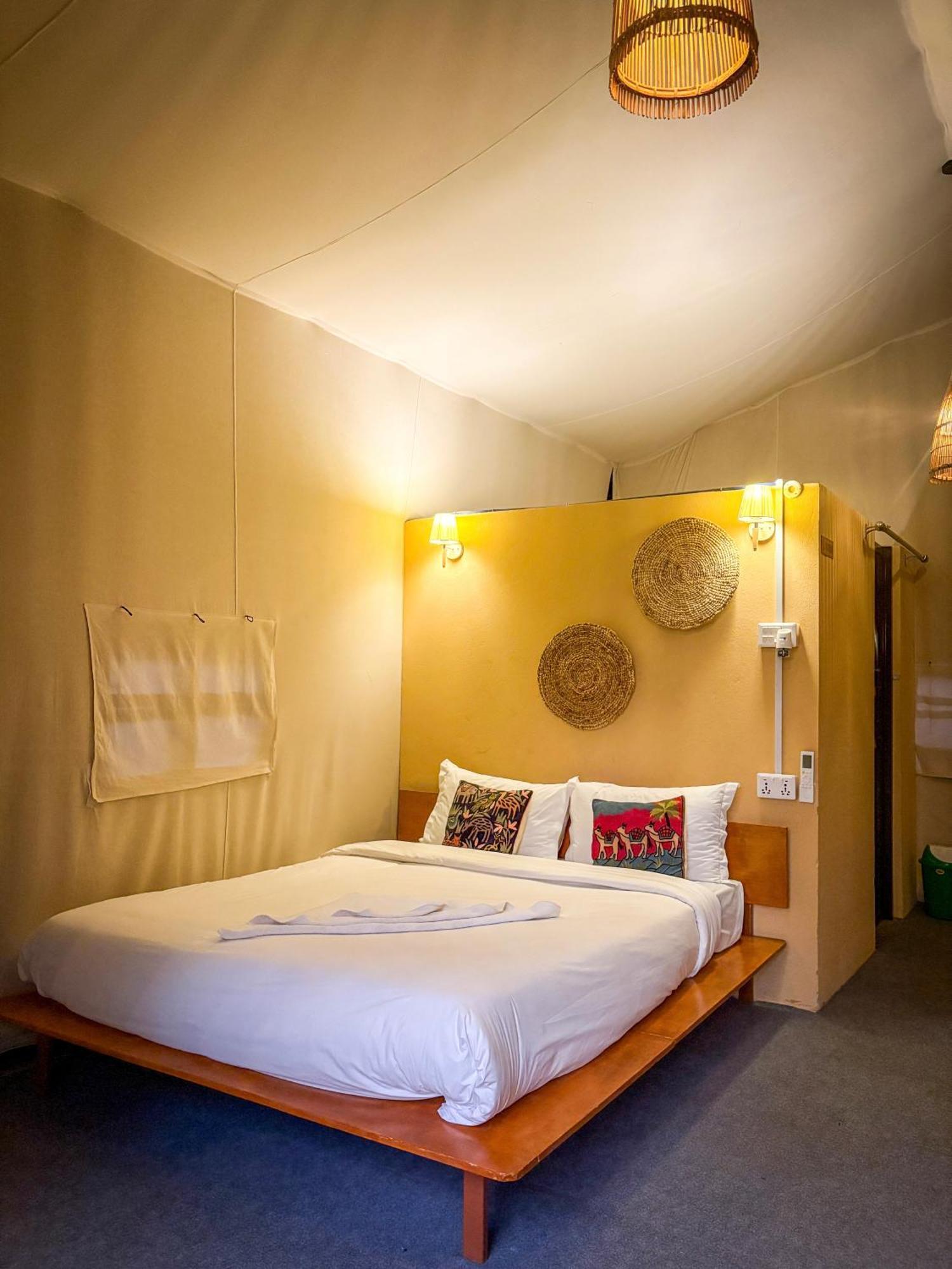 Hotel Tharu Garden And Beer Bar Chitwan Ngoại thất bức ảnh