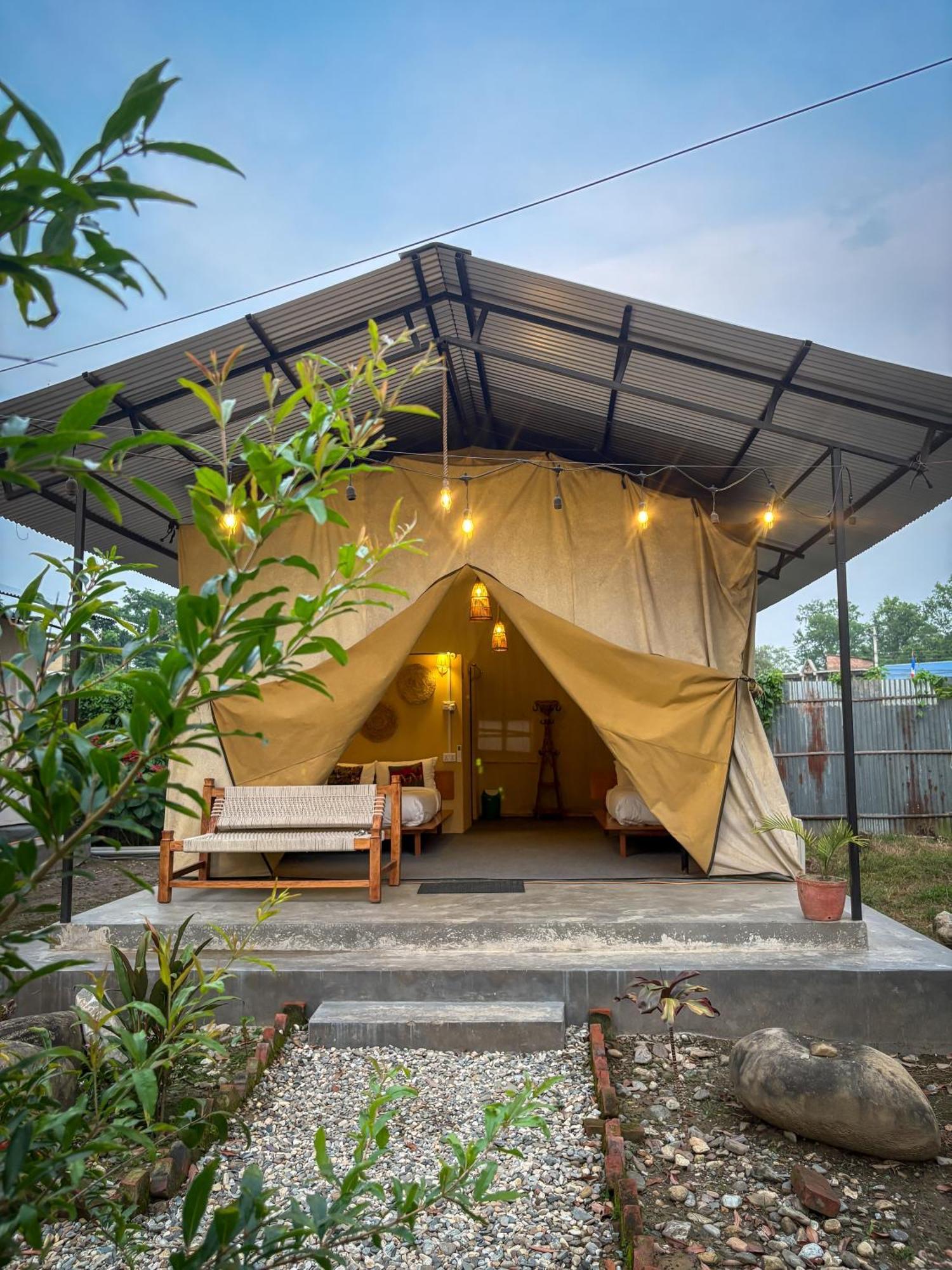 Hotel Tharu Garden And Beer Bar Chitwan Ngoại thất bức ảnh